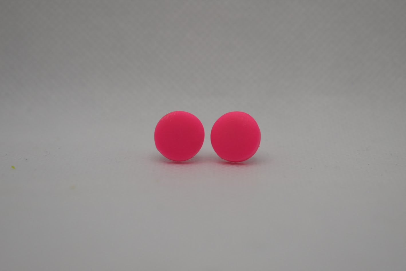 Mini nappi Neon pinkki – käsintehdyt korvakorut, suomalainen design | Kalakettuu
