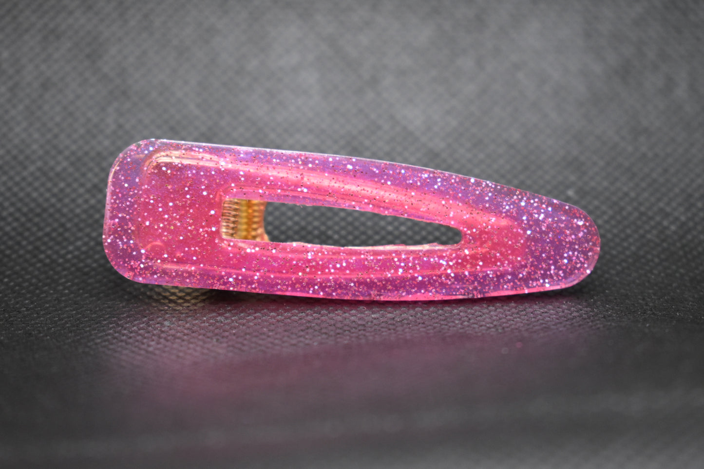 Hiuspinni Glitter Pinkki – käsintehdyt korvakorut, suomalainen design | Kalakettuu