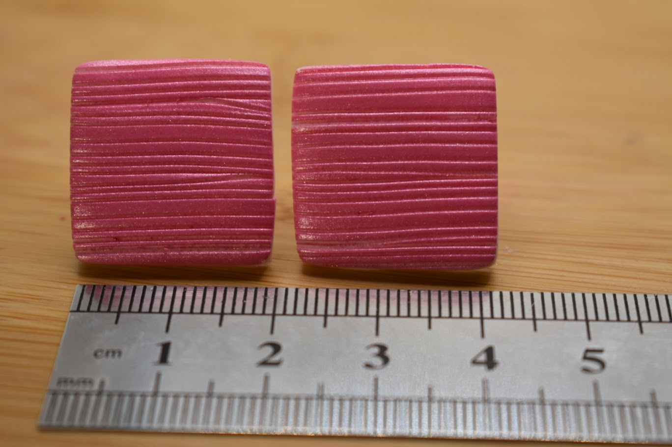 Neliö linja nappikorvakorut