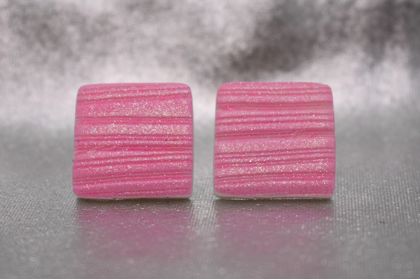 Neliö linja nappikorvakorut