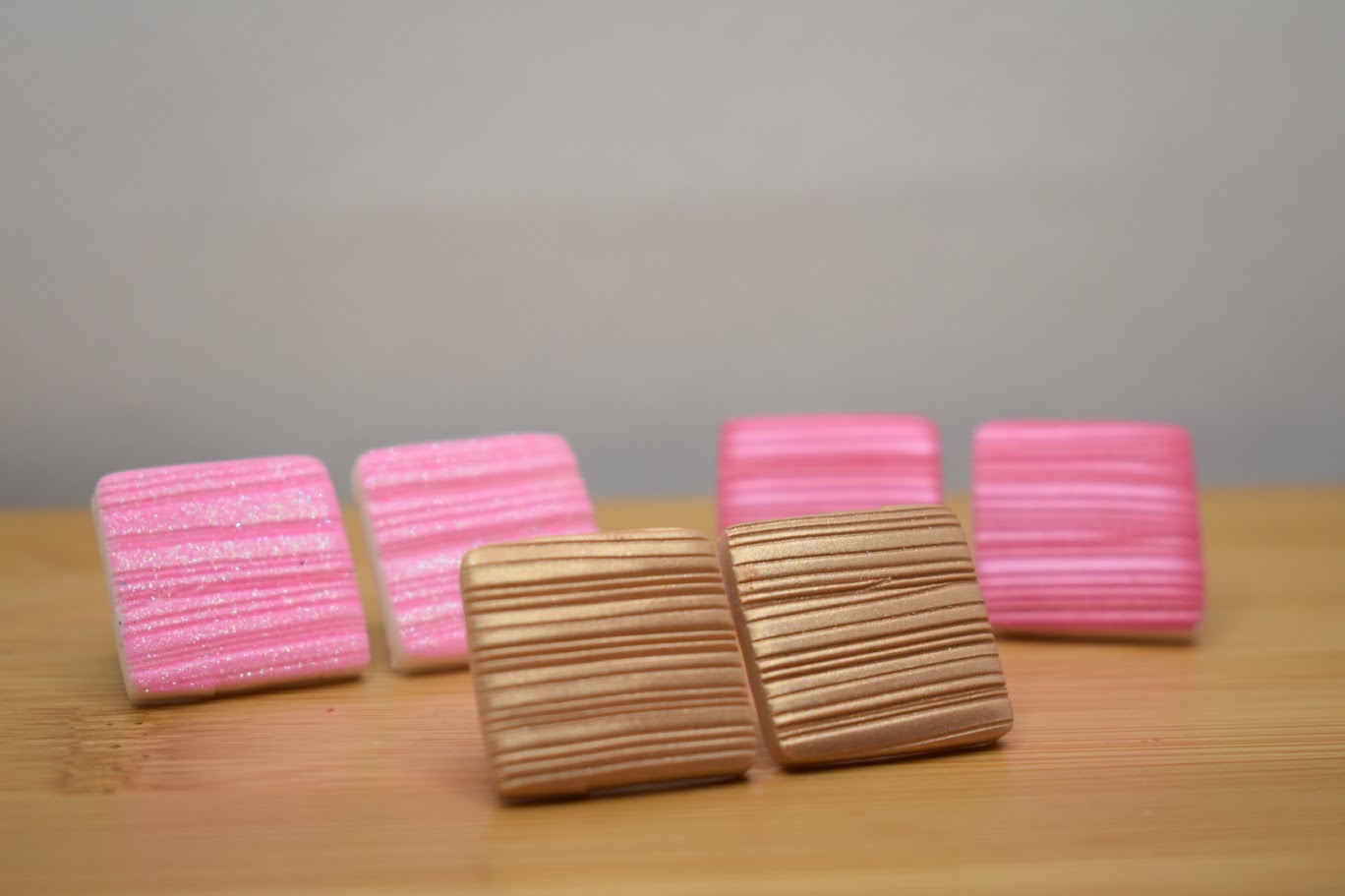 Neliö linja nappikorvakorut