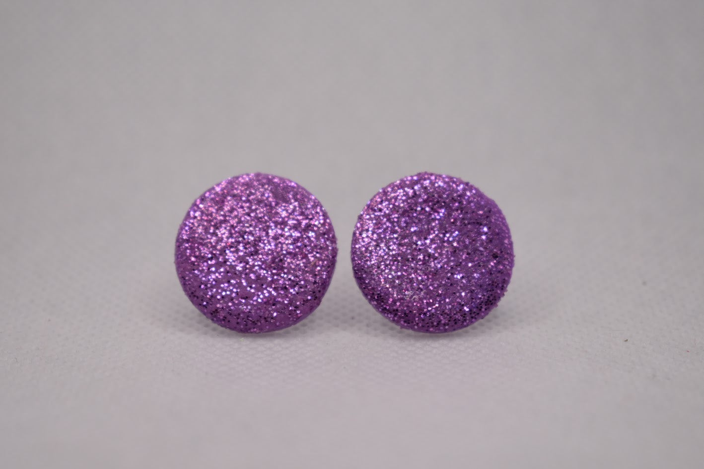Glitter-napit Liila – käsintehdyt korvakorut, suomalainen design | Kalakettuu