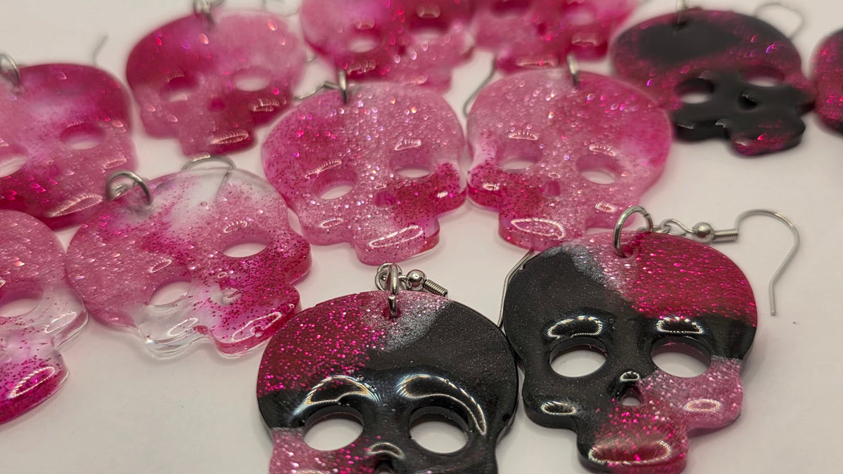 Kalakettuun uniikkeja pinkkejä ja mustapinkkejä glitterkallokorvakoruja